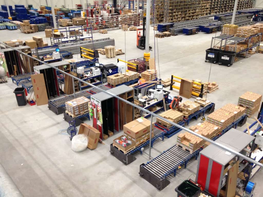 LS Pallet transportsysteem met werktafels werkstations LS Pallet transportsysteem met werktafels werkstations